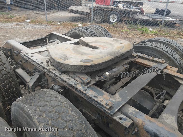 image for item FK0693 2006 Volvo VN semi truck