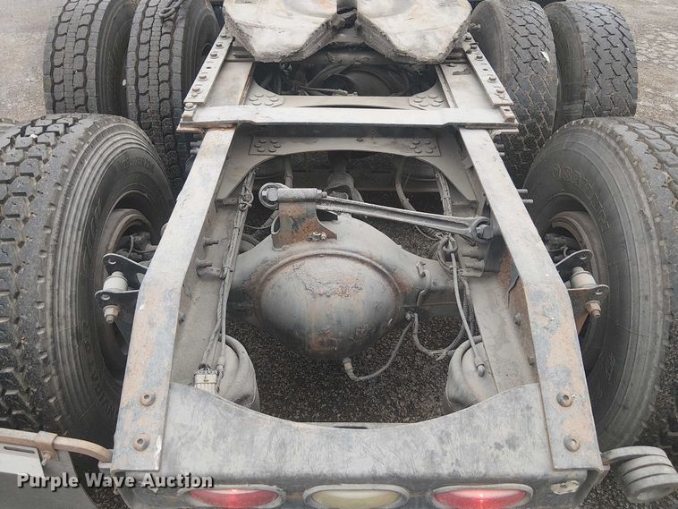 image for item FK0693 2006 Volvo VN semi truck