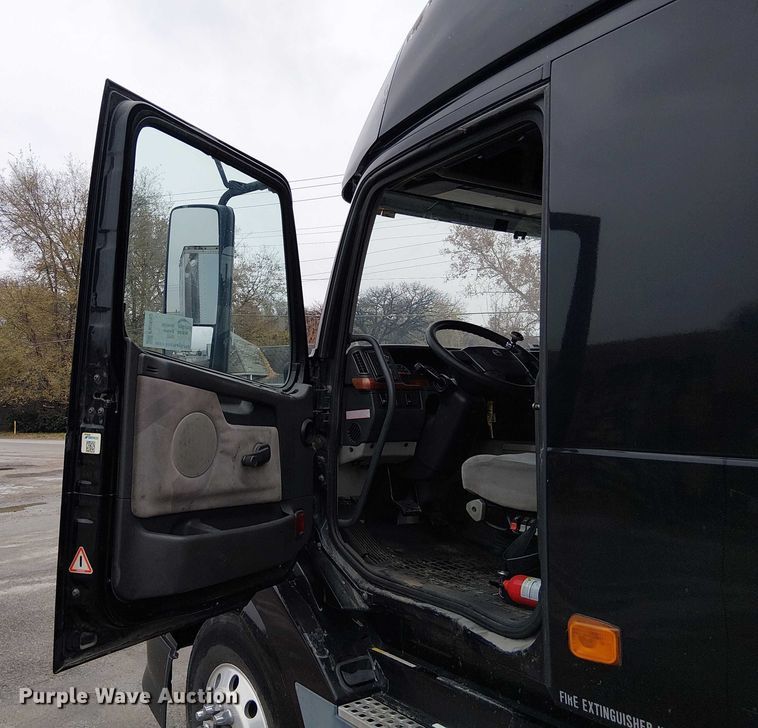 image for item FK0693 2006 Volvo VN semi truck