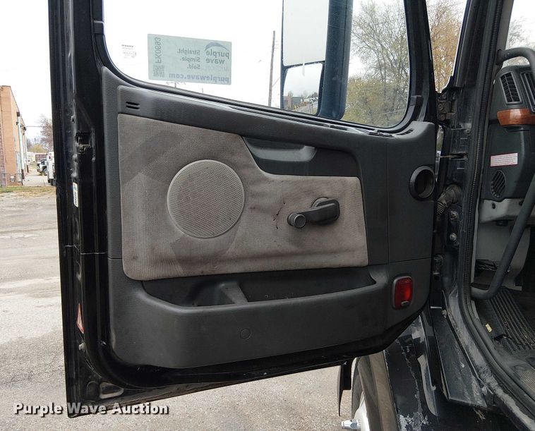 image for item FK0693 2006 Volvo VN semi truck