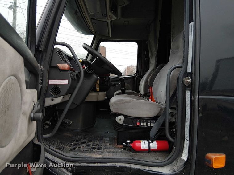 image for item FK0693 2006 Volvo VN semi truck