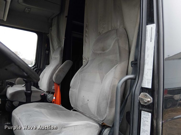 image for item FK0693 2006 Volvo VN semi truck