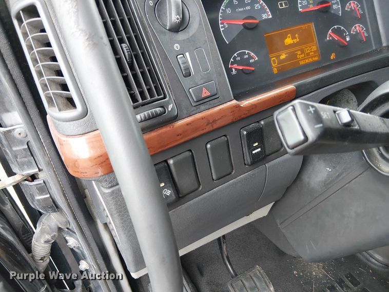 image for item FK0693 2006 Volvo VN semi truck