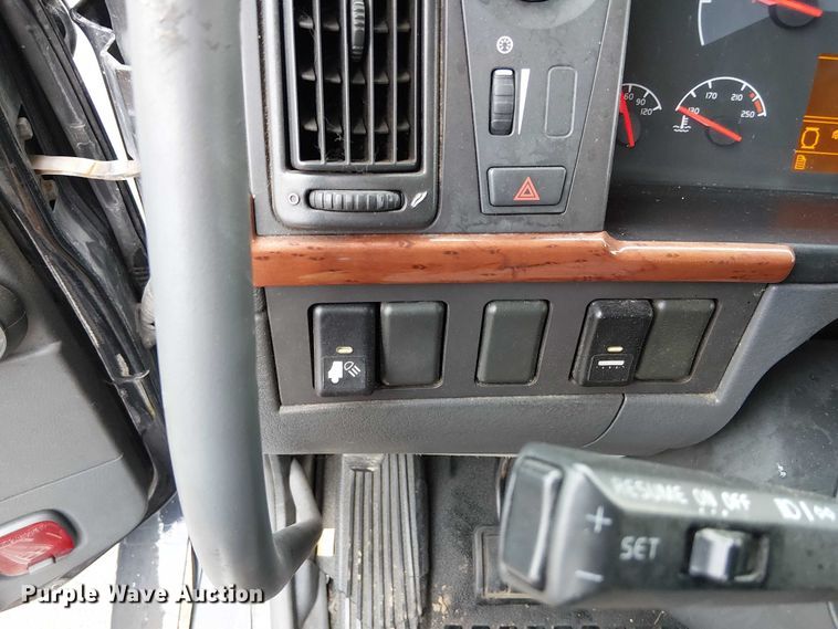 image for item FK0693 2006 Volvo VN semi truck