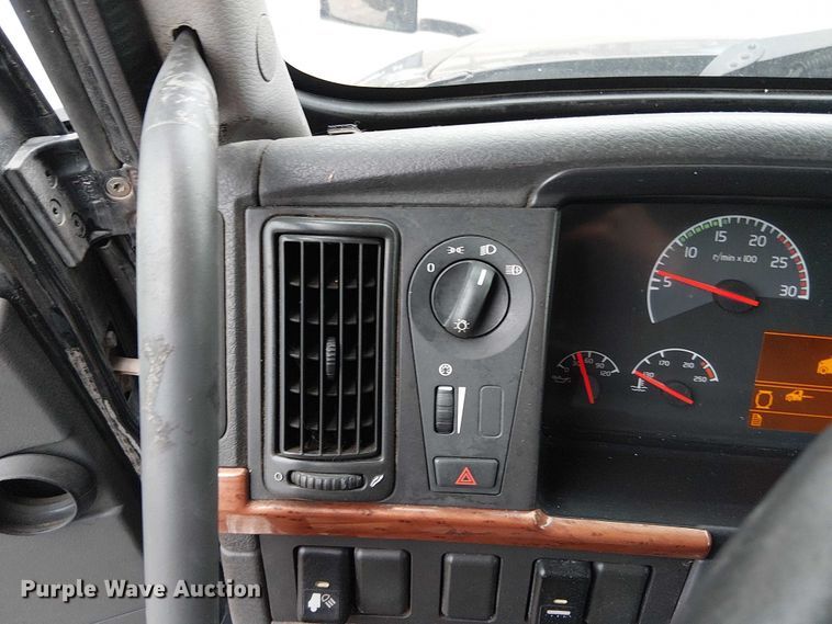 image for item FK0693 2006 Volvo VN semi truck