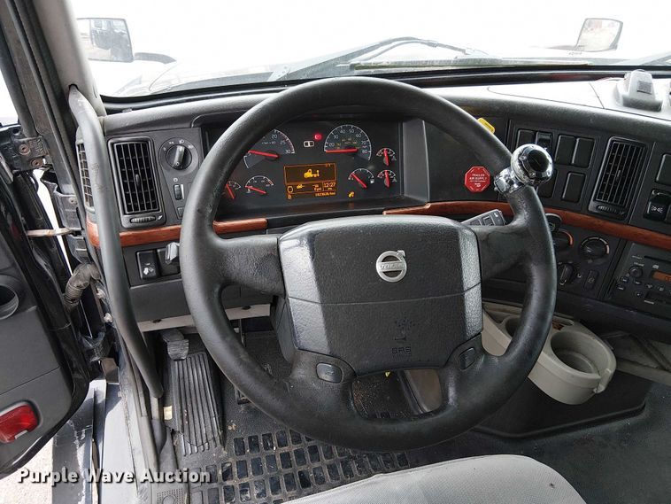 image for item FK0693 2006 Volvo VN semi truck