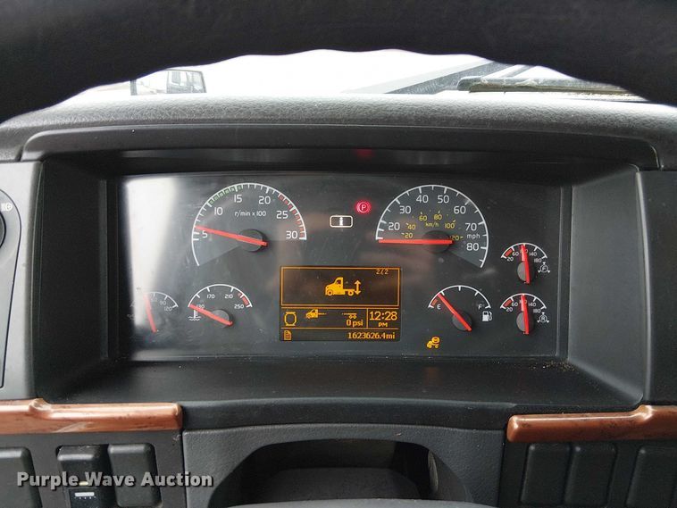 image for item FK0693 2006 Volvo VN semi truck