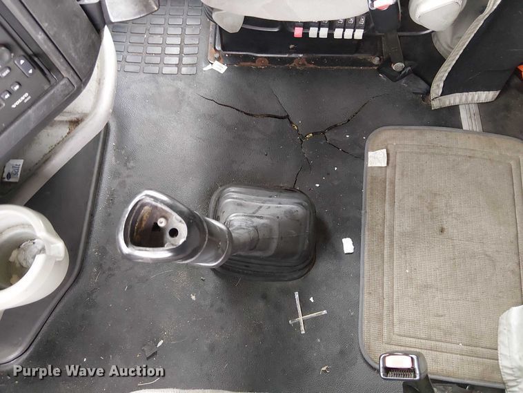 image for item FK0693 2006 Volvo VN semi truck