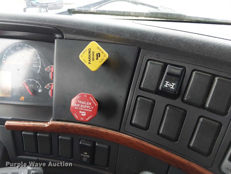 image for item FK0693 2006 Volvo VN semi truck