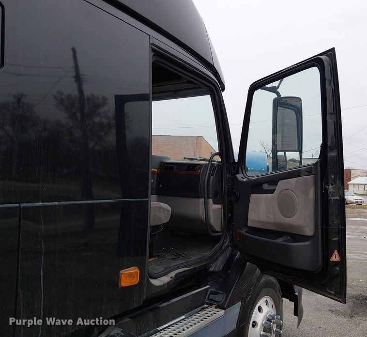 image for item FK0693 2006 Volvo VN semi truck