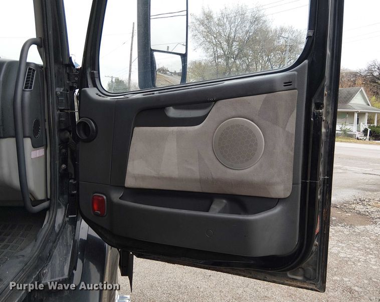 image for item FK0693 2006 Volvo VN semi truck