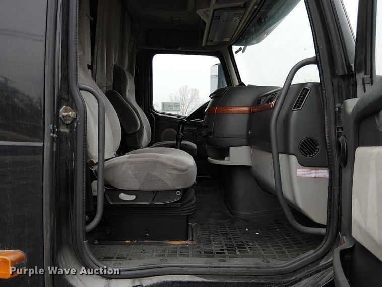 image for item FK0693 2006 Volvo VN semi truck