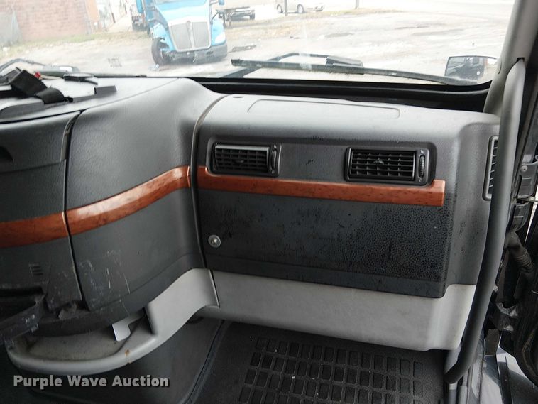 image for item FK0693 2006 Volvo VN semi truck