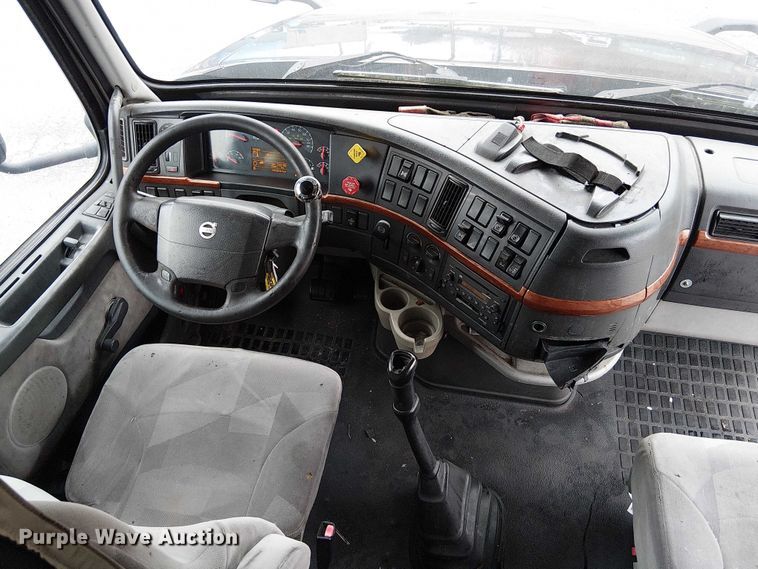 image for item FK0693 2006 Volvo VN semi truck