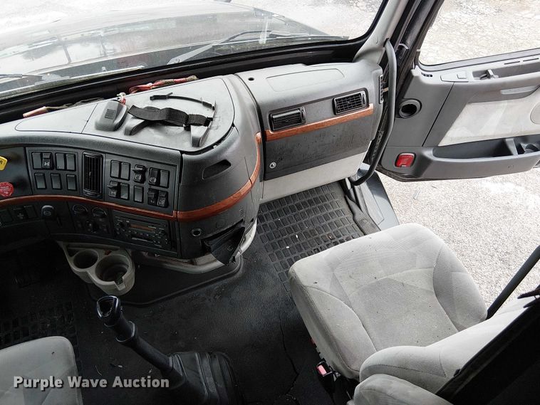 image for item FK0693 2006 Volvo VN semi truck