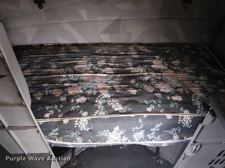 image for item FK0693 2006 Volvo VN semi truck