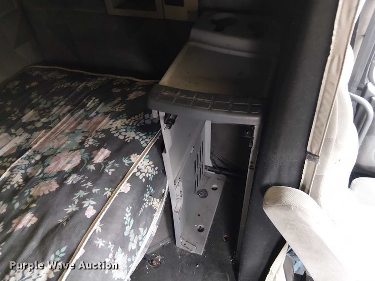 image for item FK0693 2006 Volvo VN semi truck