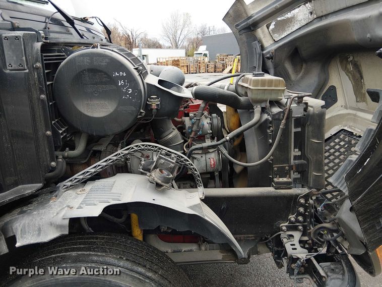 image for item FK0693 2006 Volvo VN semi truck