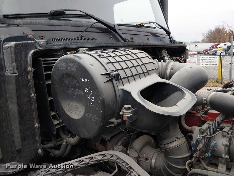 image for item FK0693 2006 Volvo VN semi truck