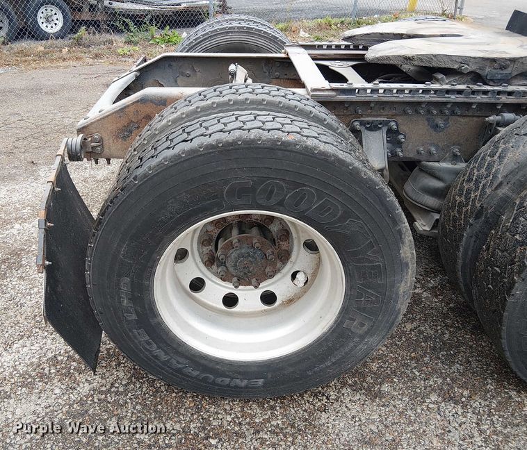 image for item FK0693 2006 Volvo VN semi truck