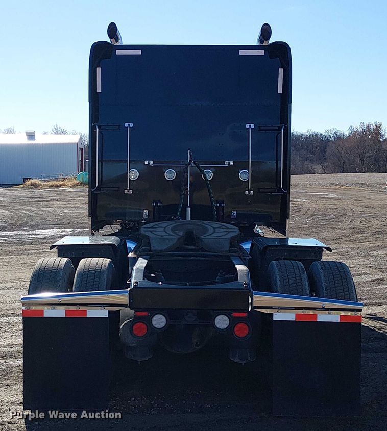 image for item FK0695 2022 Peterbilt 389  semi truck