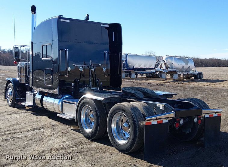 image for item FK0695 2022 Peterbilt 389  semi truck