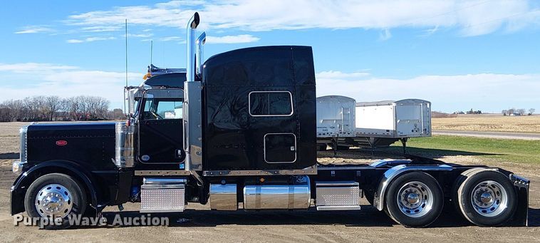 image for item FK0695 2022 Peterbilt 389  semi truck