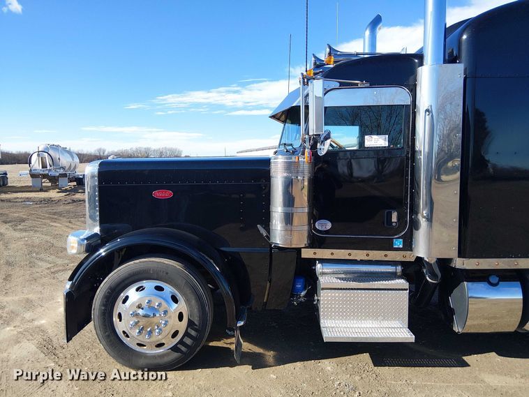 image for item FK0695 2022 Peterbilt 389  semi truck
