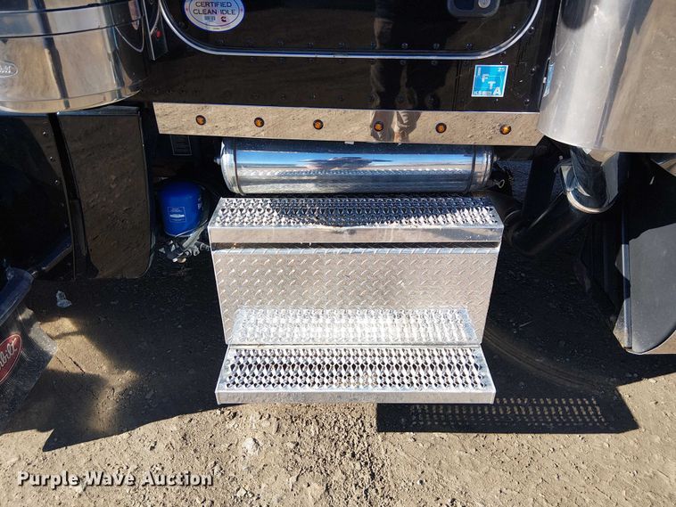 image for item FK0695 2022 Peterbilt 389  semi truck