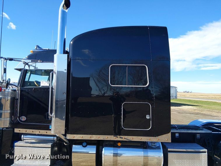 image for item FK0695 2022 Peterbilt 389  semi truck