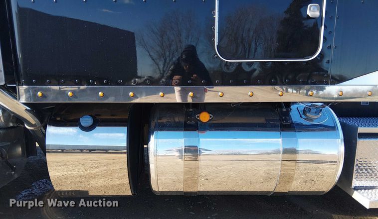 image for item FK0695 2022 Peterbilt 389  semi truck