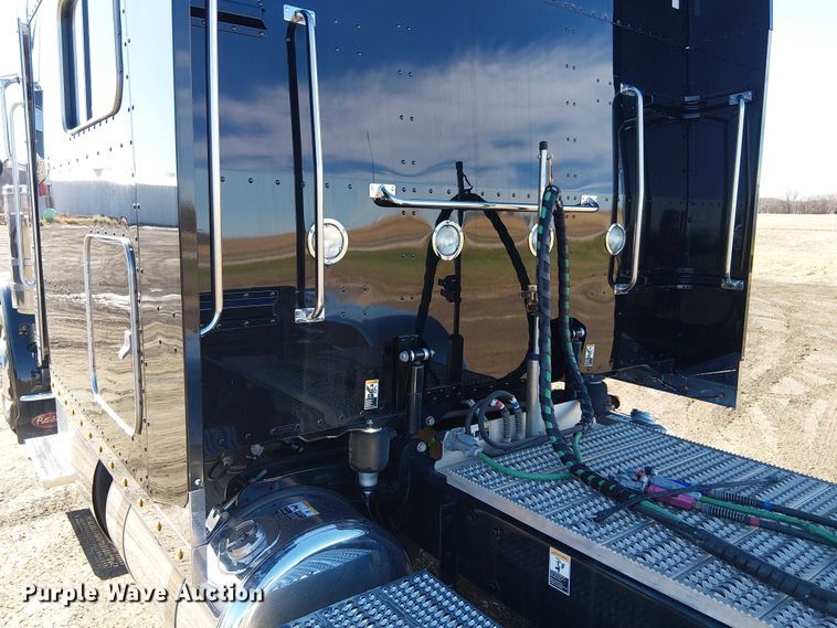 image for item FK0695 2022 Peterbilt 389  semi truck