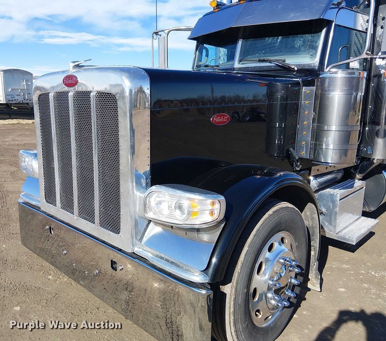 image for item FK0695 2022 Peterbilt 389  semi truck