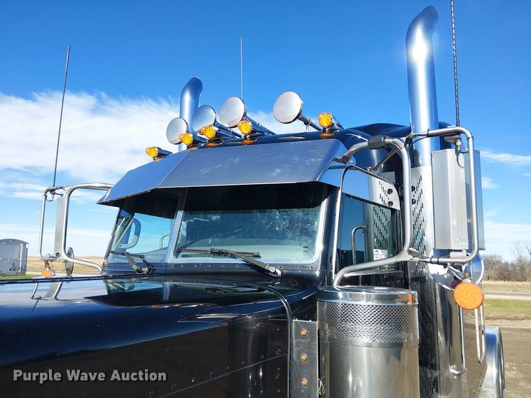 image for item FK0695 2022 Peterbilt 389  semi truck