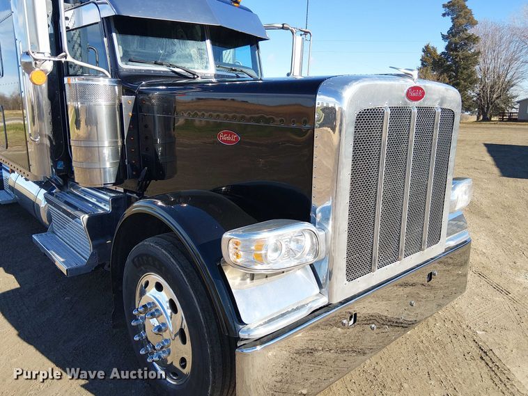 image for item FK0695 2022 Peterbilt 389  semi truck