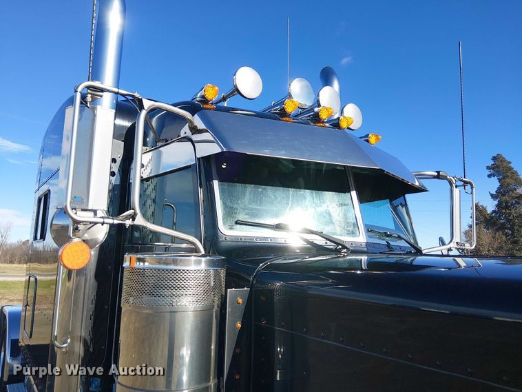 image for item FK0695 2022 Peterbilt 389  semi truck