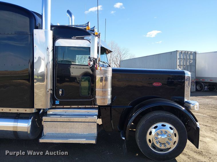 image for item FK0695 2022 Peterbilt 389  semi truck