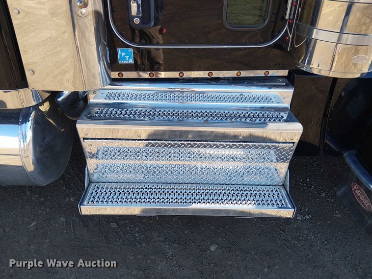 image for item FK0695 2022 Peterbilt 389  semi truck