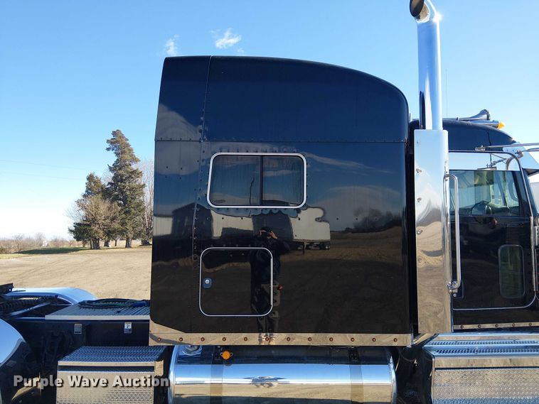 image for item FK0695 2022 Peterbilt 389  semi truck