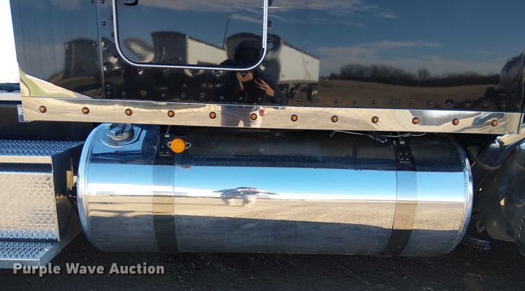 image for item FK0695 2022 Peterbilt 389  semi truck