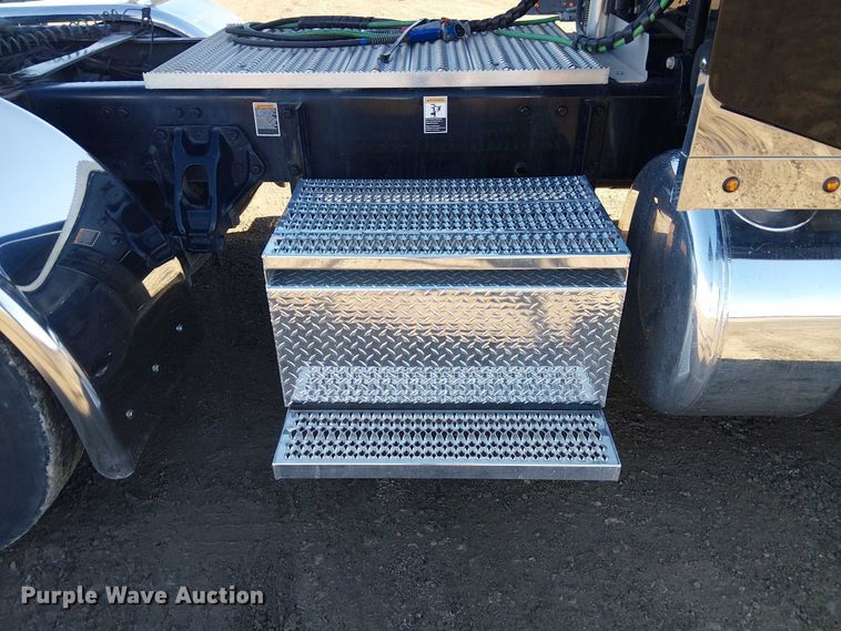 image for item FK0695 2022 Peterbilt 389  semi truck