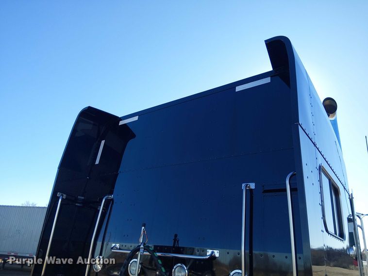 image for item FK0695 2022 Peterbilt 389  semi truck