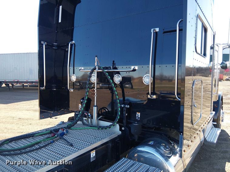 image for item FK0695 2022 Peterbilt 389  semi truck