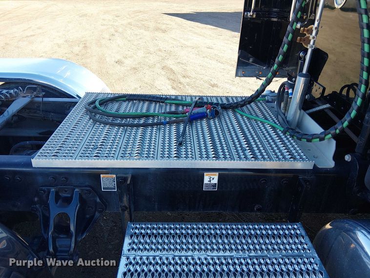 image for item FK0695 2022 Peterbilt 389  semi truck