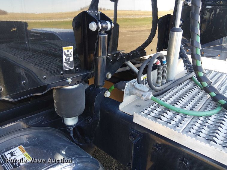 image for item FK0695 2022 Peterbilt 389  semi truck