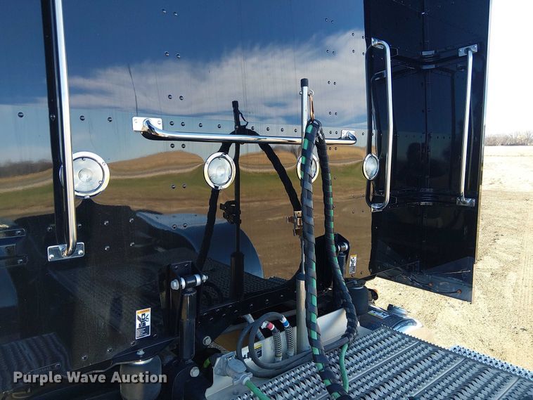 image for item FK0695 2022 Peterbilt 389  semi truck