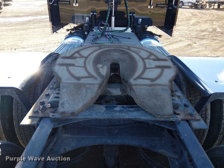 image for item FK0695 2022 Peterbilt 389  semi truck