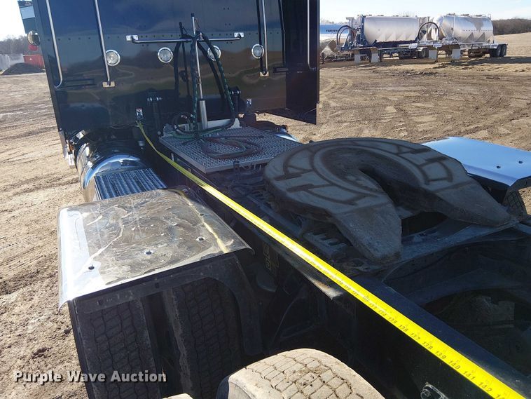 image for item FK0695 2022 Peterbilt 389  semi truck