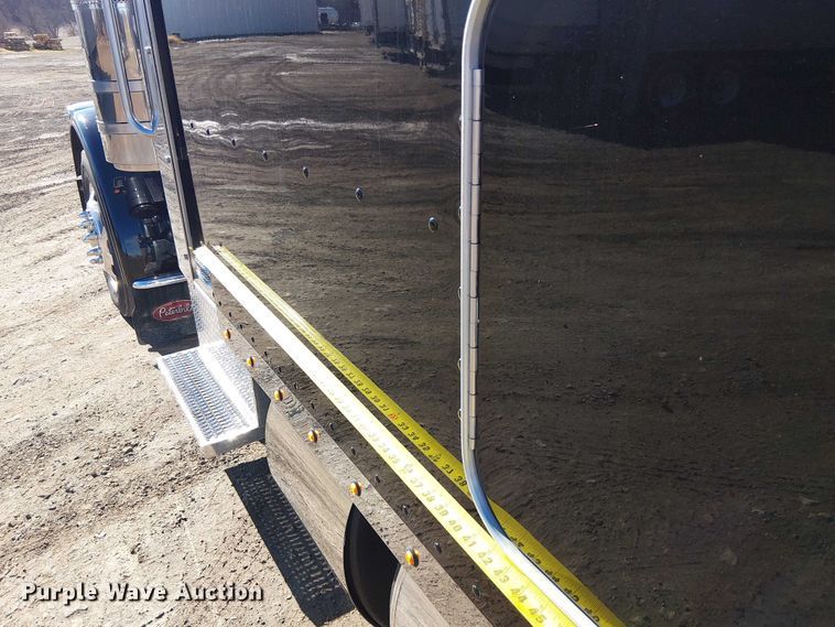 image for item FK0695 2022 Peterbilt 389  semi truck
