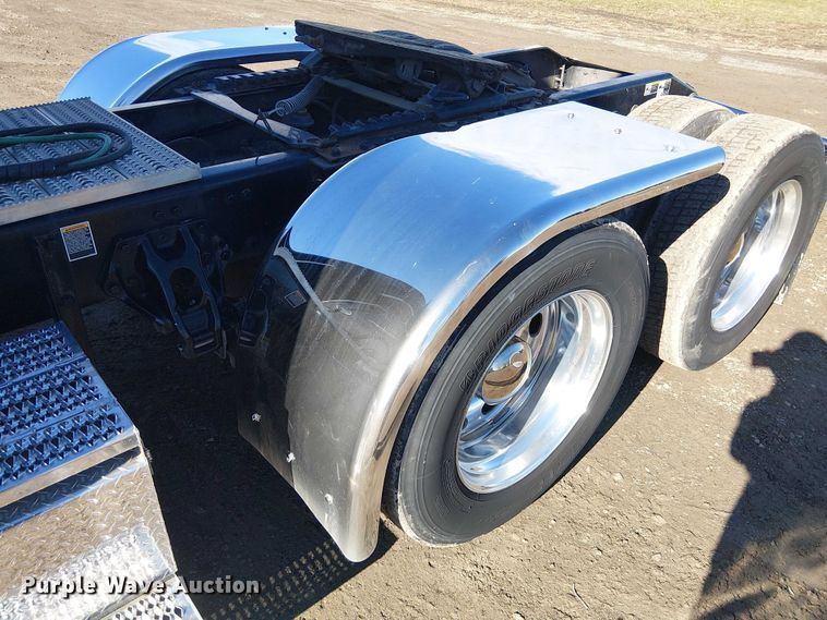 image for item FK0695 2022 Peterbilt 389  semi truck